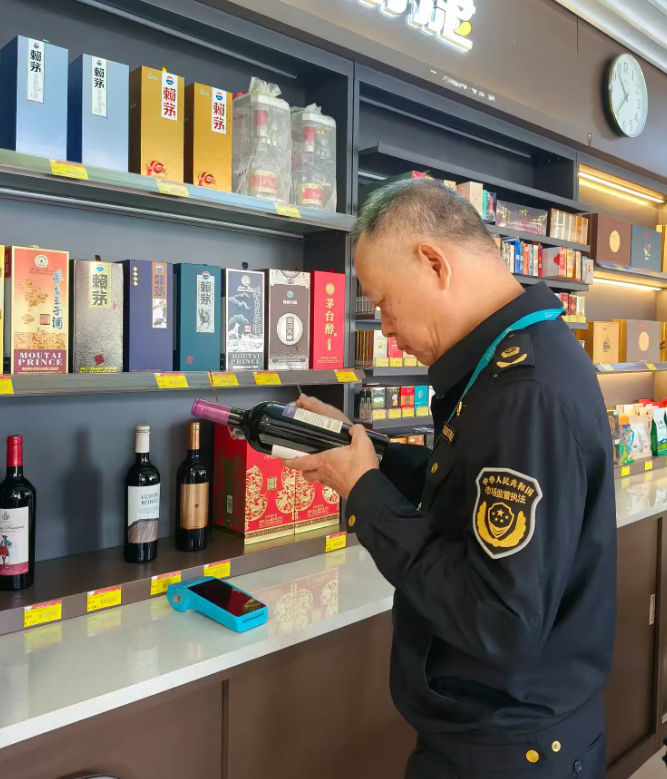 機(jī)場(chǎng)分局重拳出擊 開(kāi)展進(jìn)口酒類商品專項(xiàng)排查打擊行動(dòng)，筑牢酒類經(jīng)營(yíng)安全防線